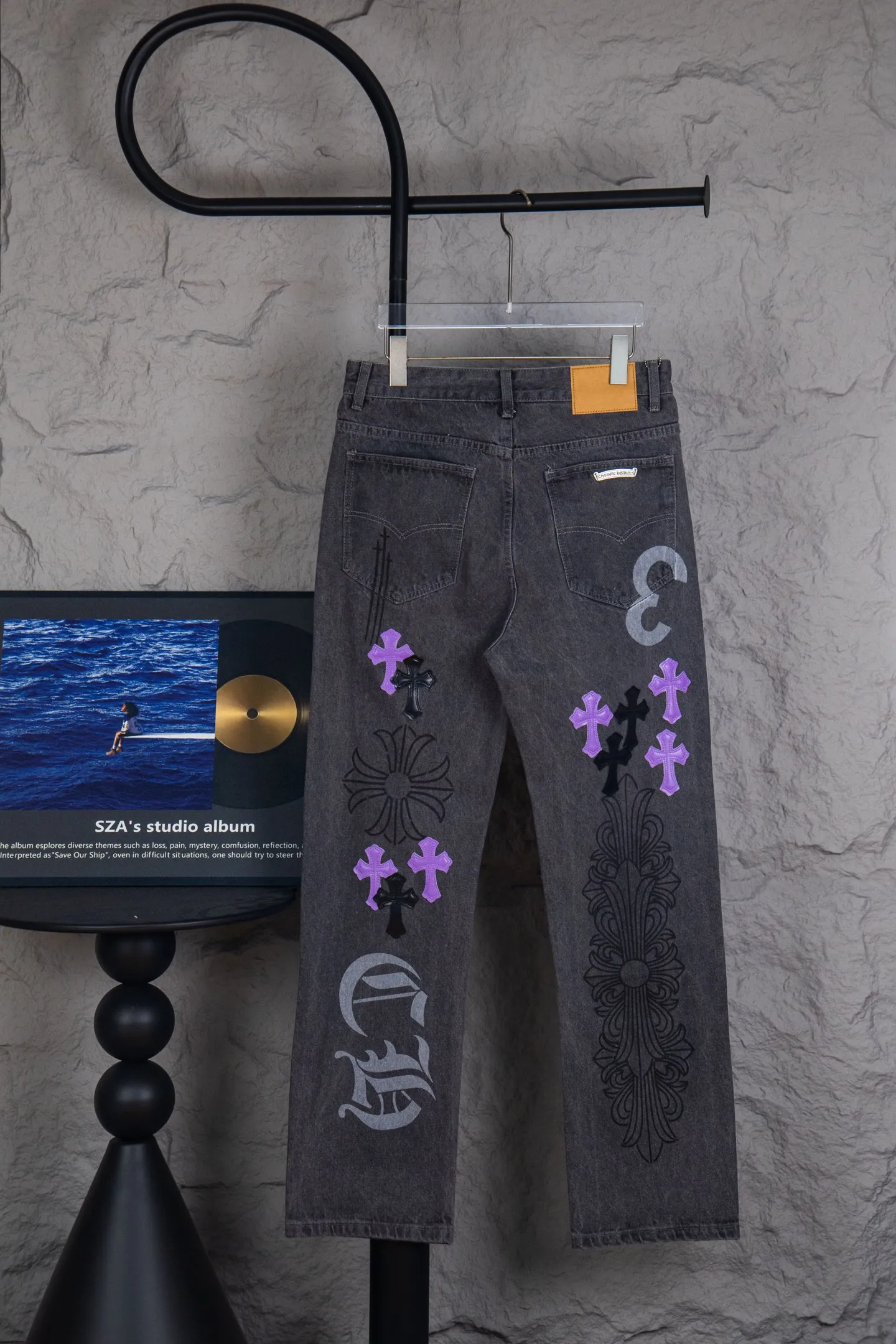 P260 Chrome Hearts Chrome Hearts 24SS official website limited edition purple cow spray-painted graffiti leather jeans!  🛍️As an Online limited edition, it attracted a lot of attention as soon as it debuted. The black and purple cross-stitched leather design brings a cool and mysterious atmosphere, and every stitching shows a unique taste. The limited edition graffiti spray painting is casual and bold, just like wearing street art on your body, and you will never miss it when walking on the road.  Straight and loose fit, suitable for various body shapes, casual and cool online. Genderless design, both boys and girls can easily control it, easily create a super trendy feeling, and directly maximize the fashion expression!  Black and gray color 🔘, low-key but hidden edge, perfect for versatility, whether paired with a simple white T-shirt or a personalized printed top, it can make you the focus of the street.  Size covers M-XXL (corresponding to sizes 30-36)